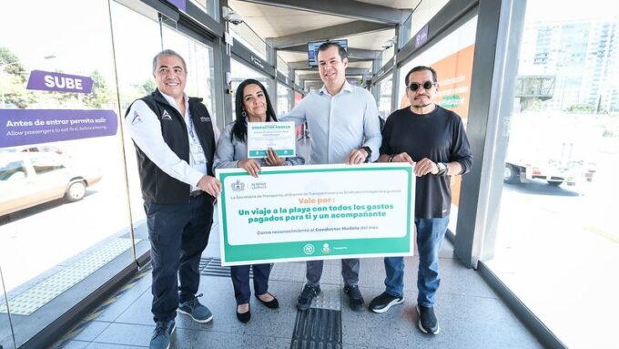 Reconocen a conductora modelo