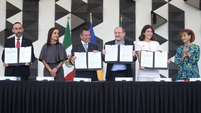 Firman convenio para proteger a la niñez