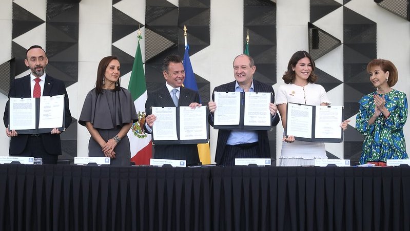 Firman convenio para proteger a la niñez