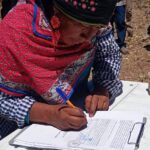 Mujer wixárika en firma de sustitución de tierras