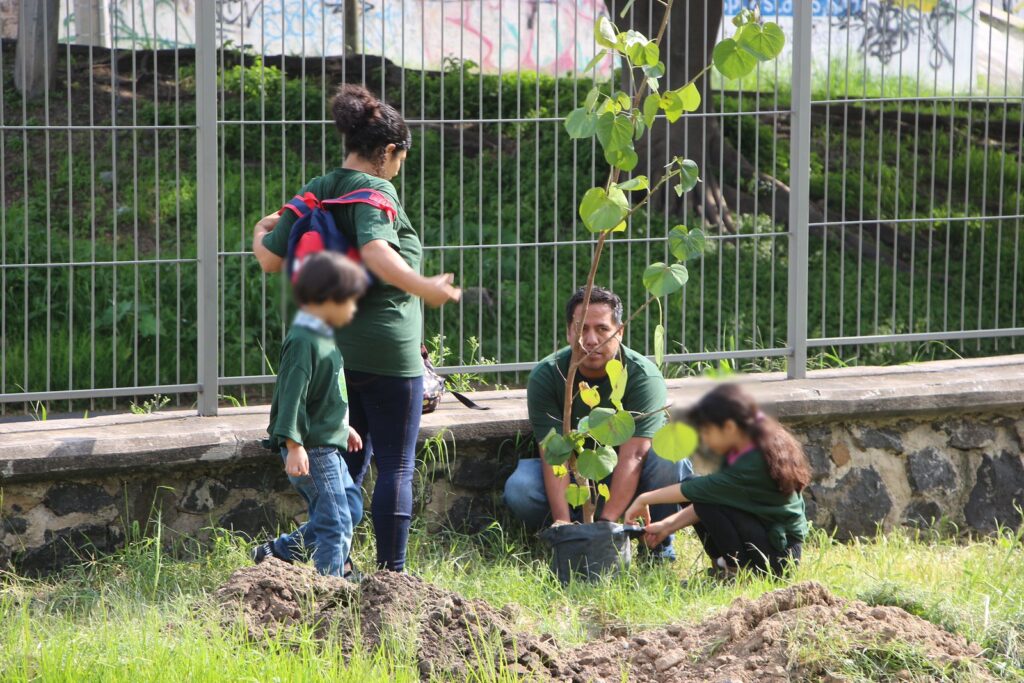 Reforestación en el Bosque Urbano de Tlajomulco.