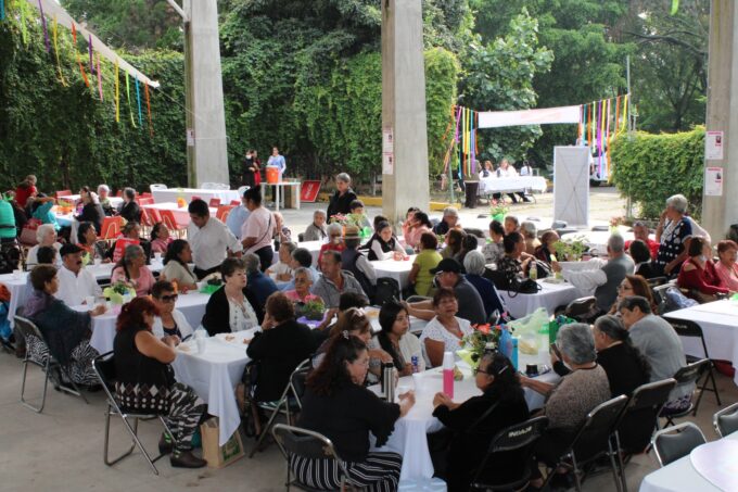 Celebra Tlajo a los abuelos