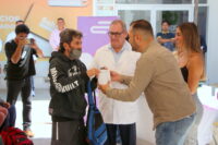 Entrega Quirino aparatos auditivos