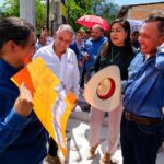 Pablo Lemus Navarro revisa obra carretera