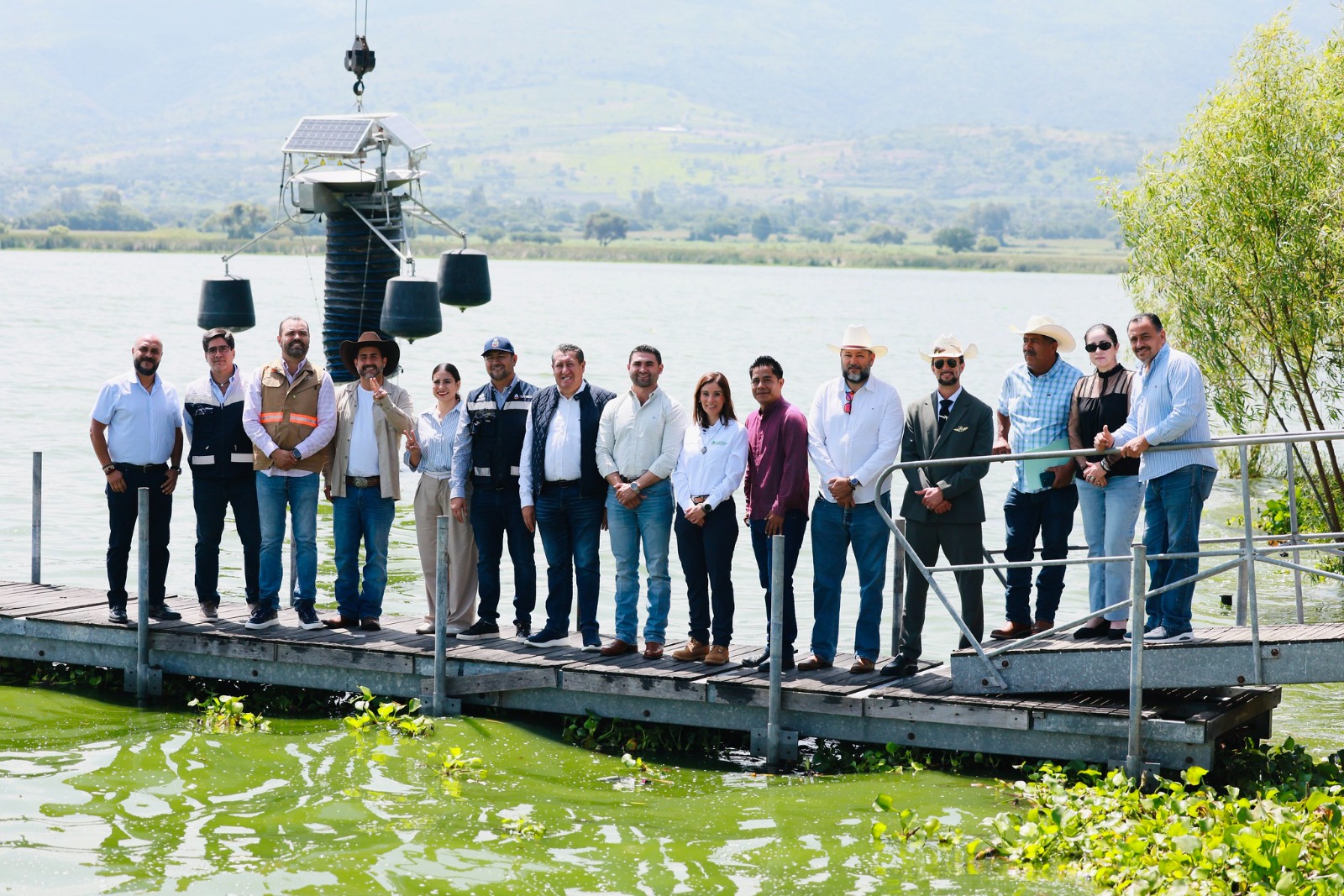 Fortalecen acciones para el saneo de la laguna de Cajititlán.