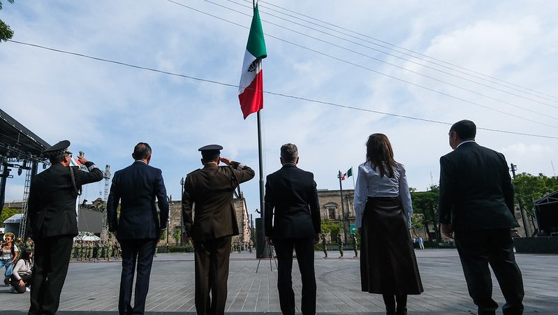 Izan bandera en Plaza Liberación