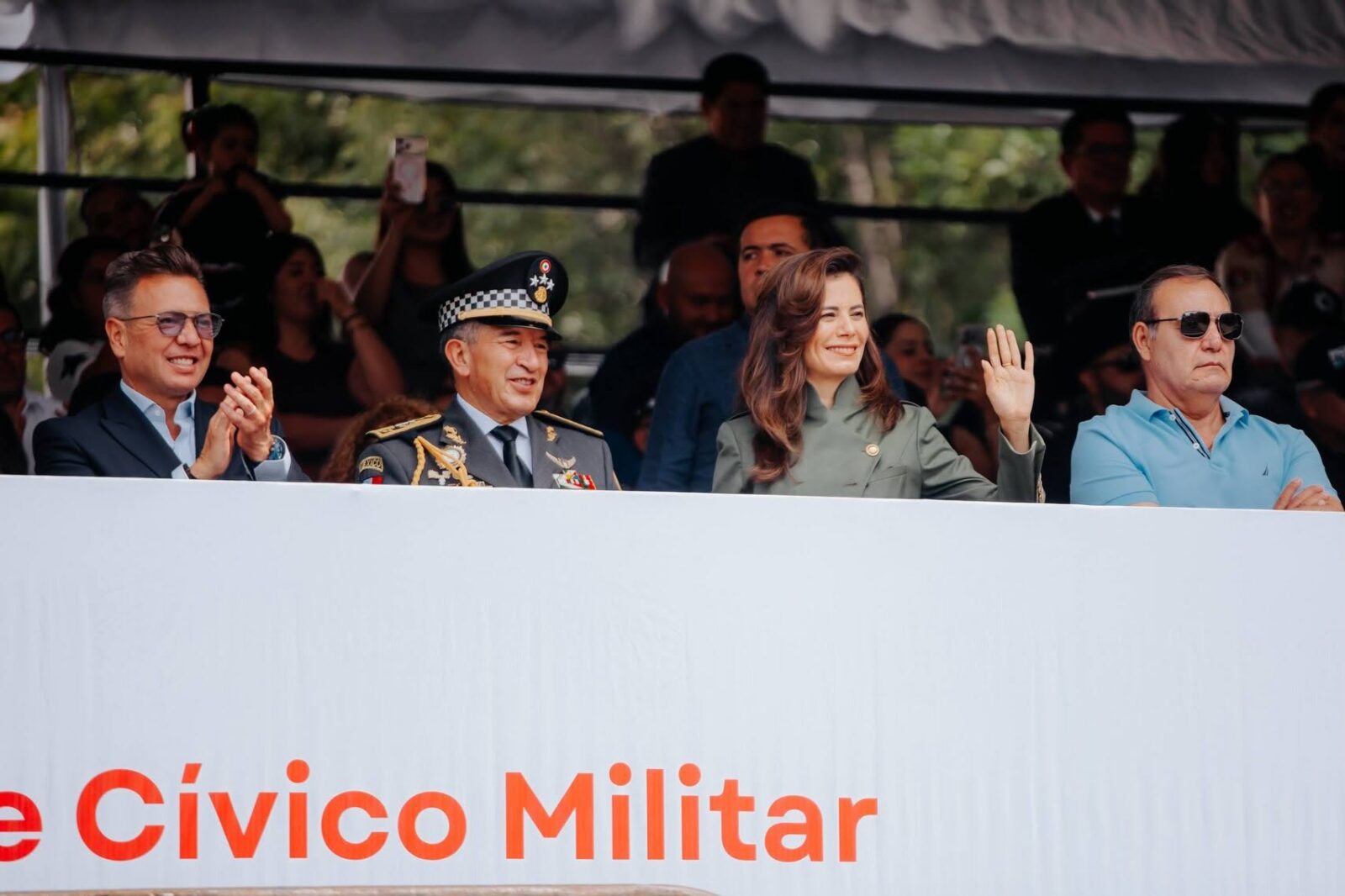 Vero Delgadillo en el Desfile Cívico-Militar