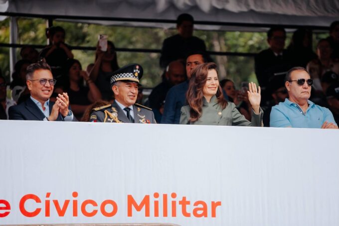 Vero Delgadillo en el Desfile Cívico-Militar