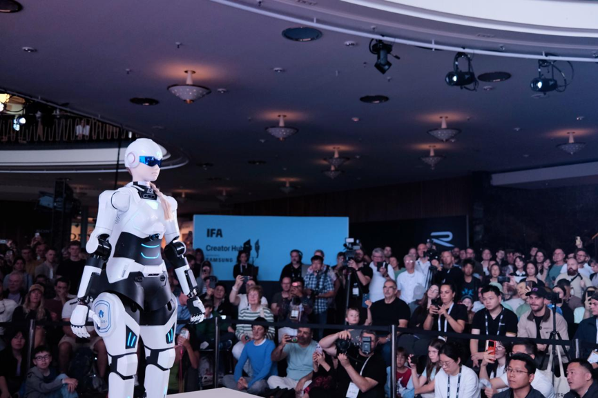 Presentan robots