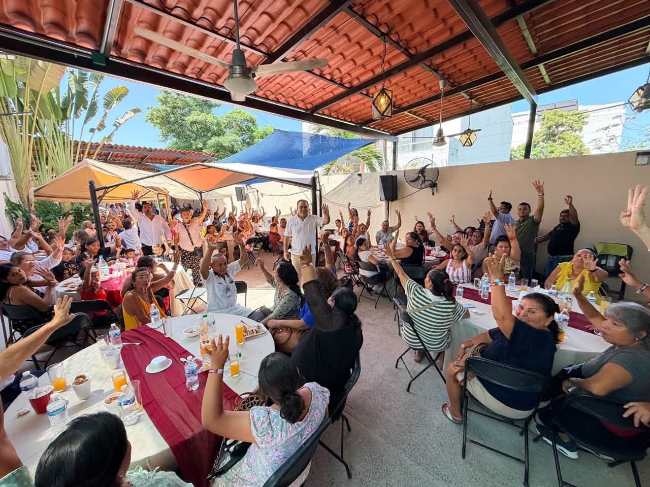 Se reúnen líderes con empresario morenista en Vallarta