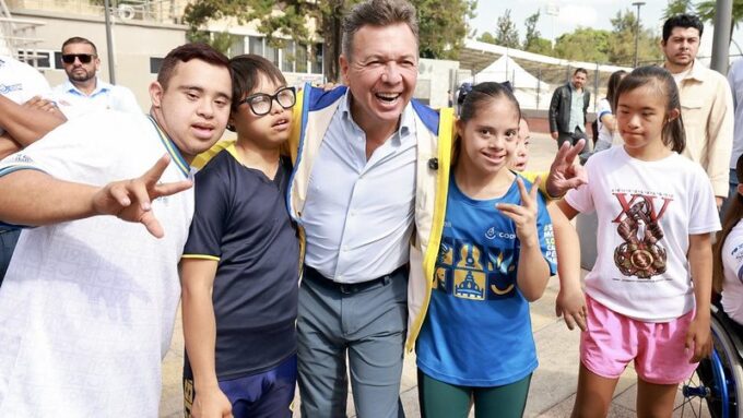 Apoya Pablo Lemus a atletas con discapacidad visual.
