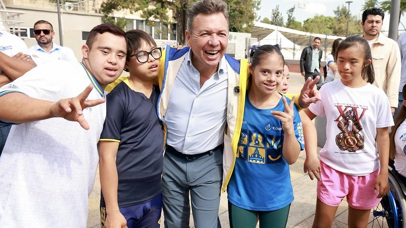 Apoya Pablo Lemus a atletas con discapacidad visual.