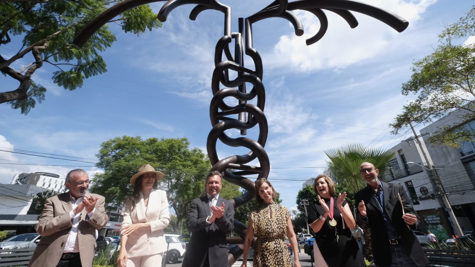 ‘Tú y las Nubes’, escultura de Fernando González Gortázar