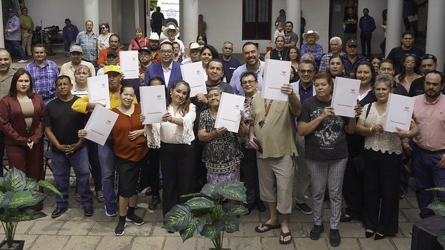 Entregan títulos de propiedad en Tecolotlán