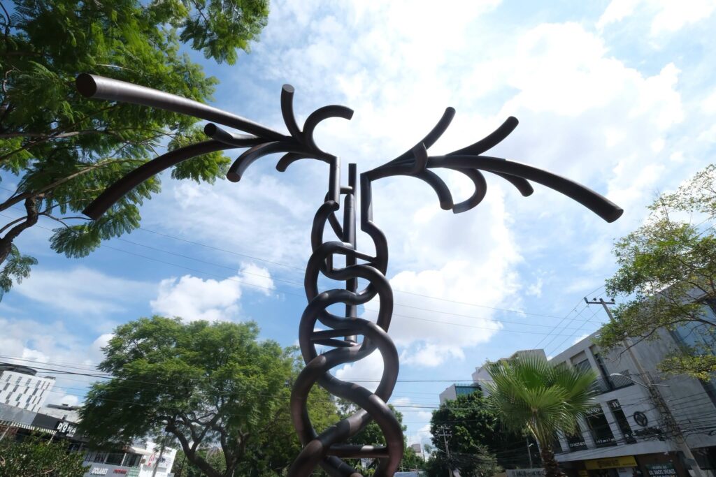 ‘Tú y las Nubes’, escultura de Fernando González Gortázar