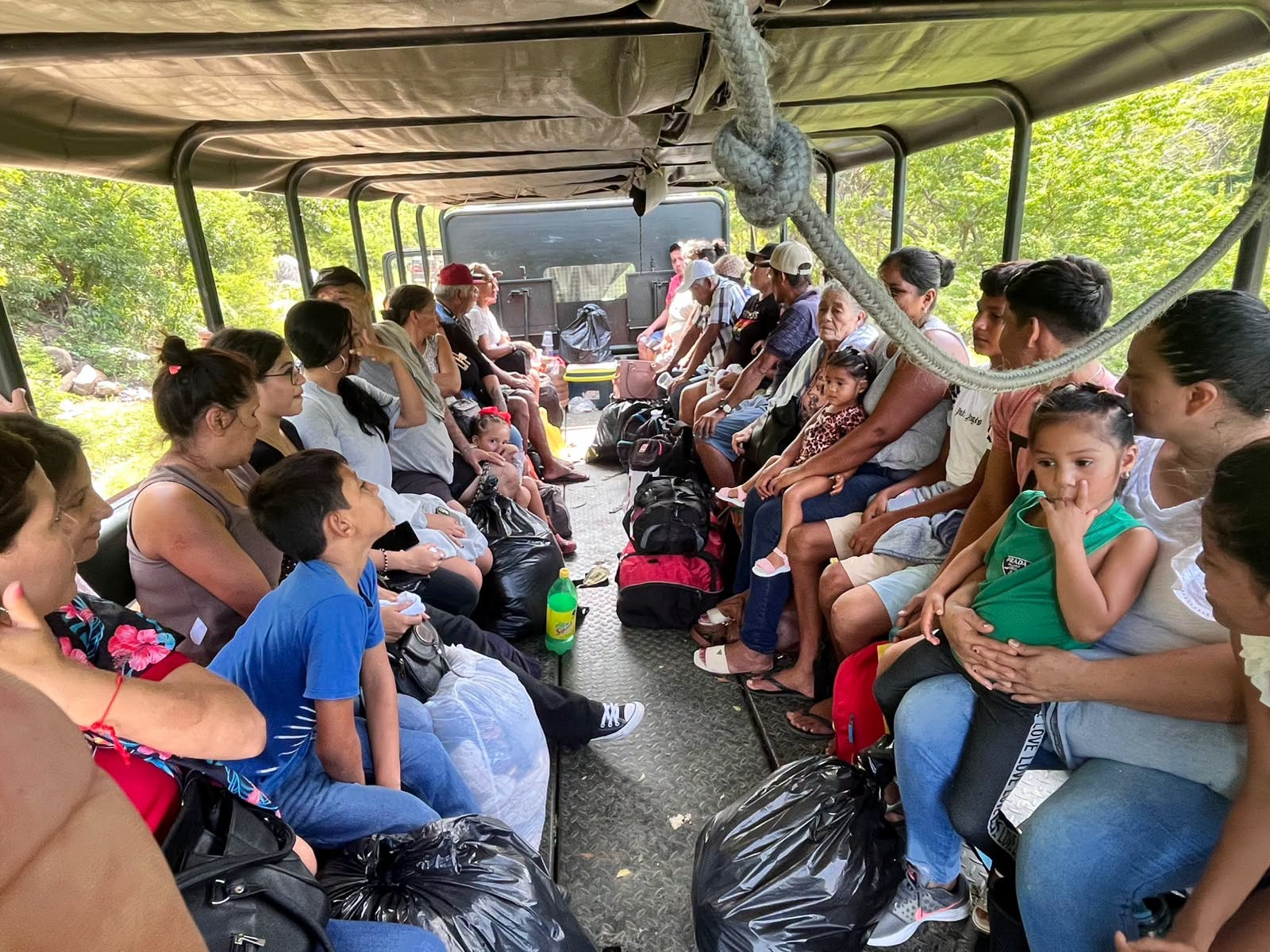 Sacan a la gente de las comunidades en riesgo de afectaciones por lluvia.