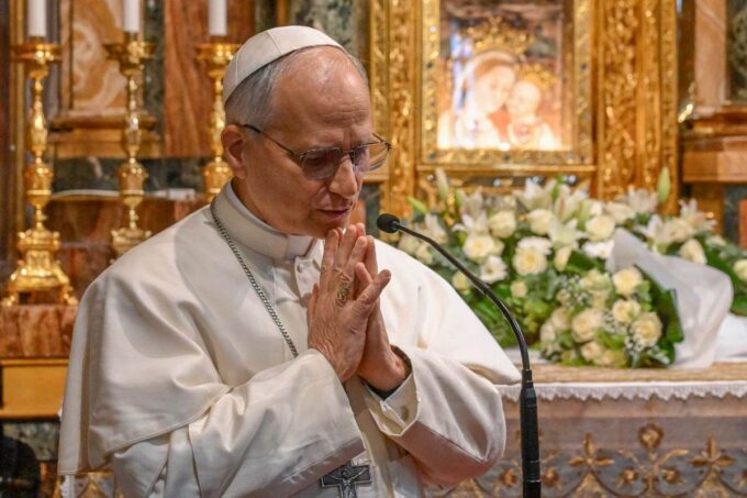 Papa León XIV pide oraciones por su recueración.