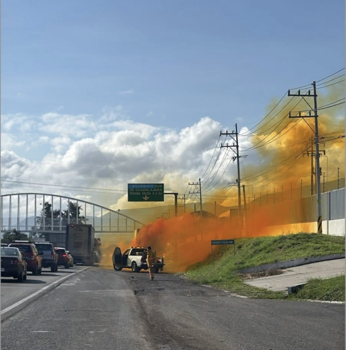 Fuga de ácido nítrico en Carretera a Chapala a la altura de Ixtlahuacán de los Membrillos.