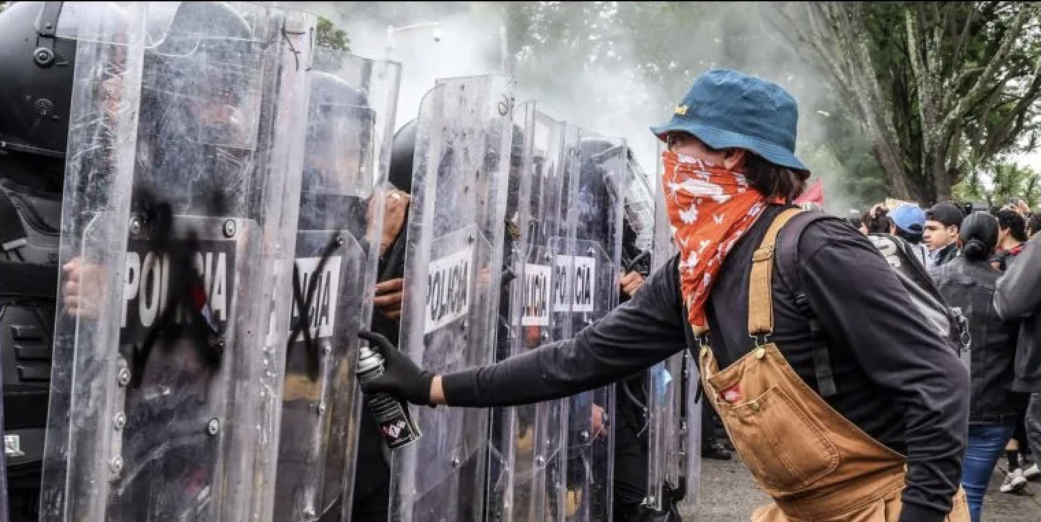 Marcha para pedir agua limpia termina con disturbios y detenciones.
