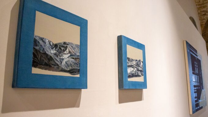 Shuta Ruelas transforma el paisaje en 24 obras en la exposición “Desaparecer en el paisaje”