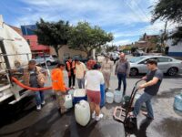 Entrega Guadalajara agua a familias damnificadas.