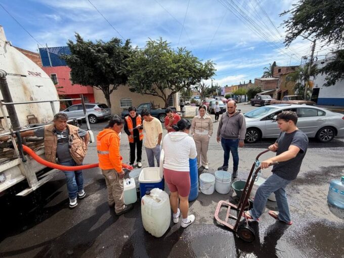 Entrega Guadalajara agua a familias damnificadas.