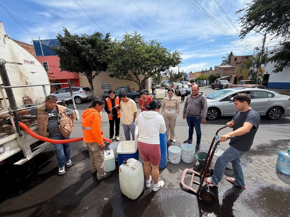 Entrega Guadalajara agua a familias damnificadas.
