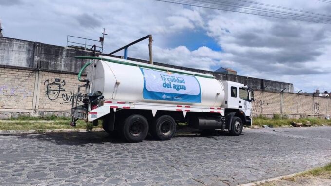 Reparto de agua en pipas en Guadalajara.
